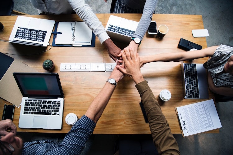 digitale mitarbeiter weltweit vernetzt Digitale Mitarbeiter die auf der ganzen Welt verteilt sind, unterstützen das Team von blaredigitalbusiness.com